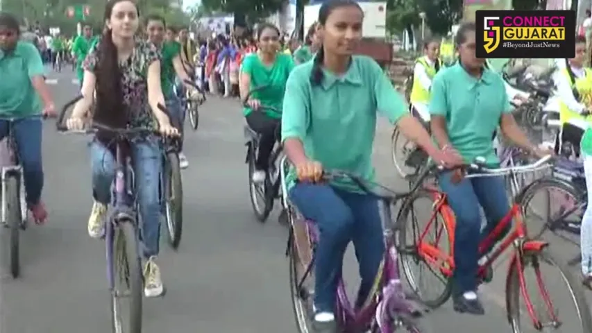 રાજકોટની 7000 દીકરીઓએ સાયકલ રેલી યોજી બનાવ્યો રેકોર્ડ