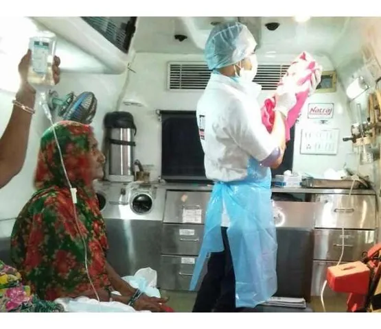 અમરેલીના લુણાસપુર ગામે સિંહના ટોળાએ 108ને ઘેરી લેતા મહિલાની પ્રસુતિ એમ્બ્યુલન્સમાં થઇ