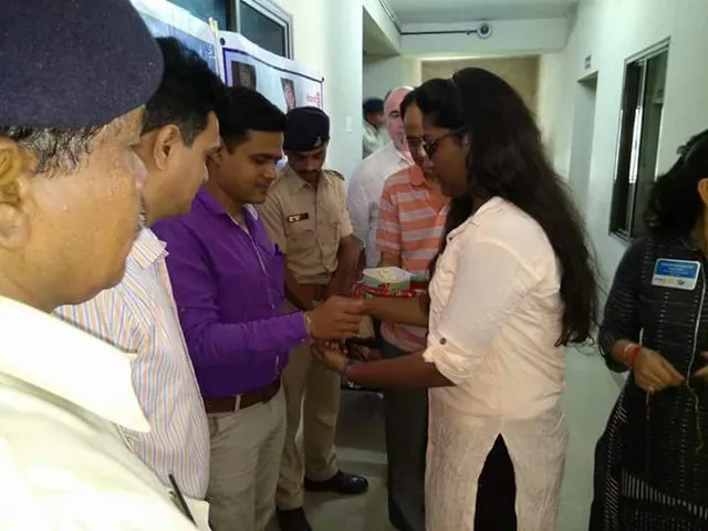 રોટરી ક્લબ ઓફ ભરૂચ નર્મદા નગરીની બહેનોએ પોલીસ ભાઈઓને રક્ષા સૂત્ર બાંધીને રક્ષાબંધ પર્વની કરી ઉજવણી