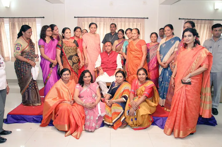 સીએમ રૂપાણીને પૂર્વ મુખ્યમંત્રી આનંદીબહેન પટેલે રાખડી બાંધીને પાઠવી શુભેચ્છા