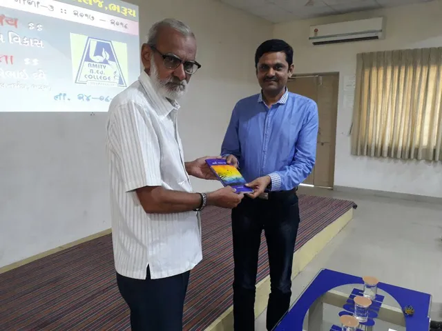 મારા અનુભવો મારા વાંસા ઉપર ધબ્બો મારી કહે છે કે મને તો લખ !