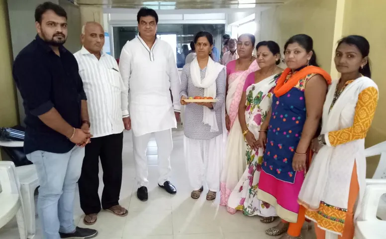 ભરૂચ મહિલા કોંગ્રેસની બહેનોએ ટામેટાની રાખડી બાંધી