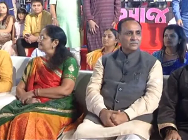 રાજકોટમાં નવરાત્રી મહોત્સવની મુલાકત લેતા સીએમ વિજય રૂપાણી