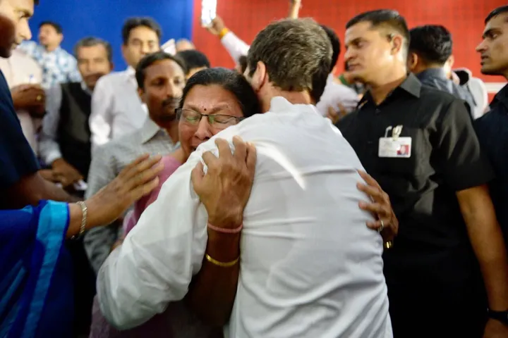 રાહુલ ગાંધી મહિલાની વેદના સાંભળીને ભાવુક બન્યા