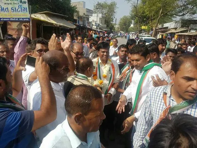 કોંગ્રેસ ઉમેદવાર અનિલ ભગતનું ઢોલ નગારા વગાડીને કરાયું ભવ્ય સ્વાગત
