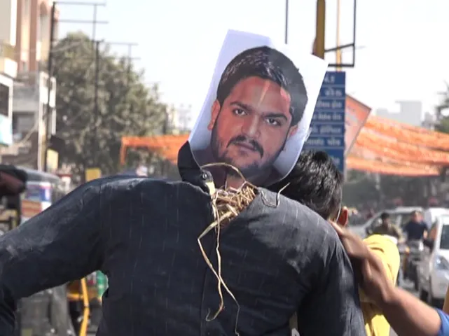 રાજકોટમાં પાટીદારોએ હાર્દિક પટેલનાં પુતળાનું કર્યુ દહન