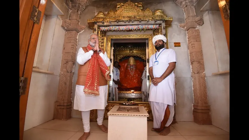 જાત-જાતનાં લોકો અને ભાત-ભાતનાં લોકોએ એટલો કાદવ ઉછાળ્યો છે કે હવે કમળ ખીલવાનું આસાન થઇ ગયુ છે, પીએમ નરેન્દ્ર મોદી