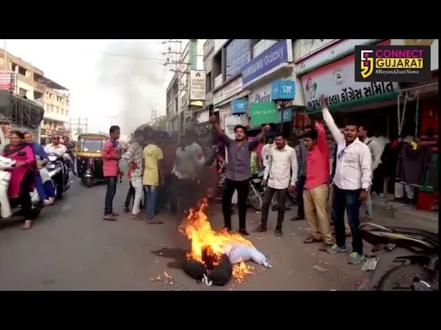 ભરૂચમાં કોંગ્રેસનાં યુવા કાર્યકર્તાઓએ પ્રદેશનાં પ્રભારી હર્ષવર્ધનનું પૂતળુ બાળી નોંધાવ્યો વિરોધ