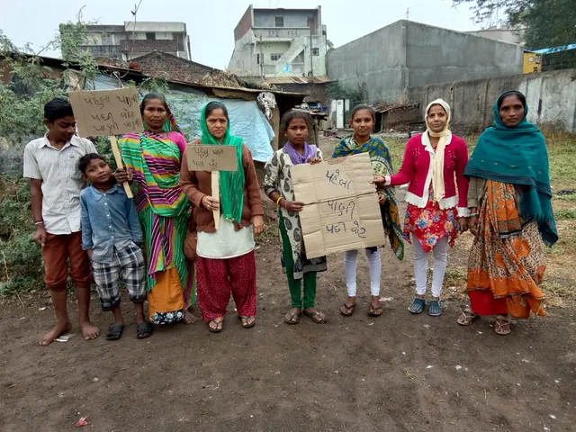 આમોદમાં રહીશોએ પહેલા પાણી પછી વોટનાં બેનરો લગાવ્યા