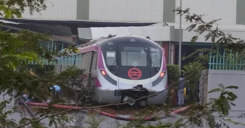 દિલ્હી ટ્રાયલ દરમિયાન દીવાલ તોડી બહાર નીકળી ડ્રાઈવરલેસ મેટ્રો