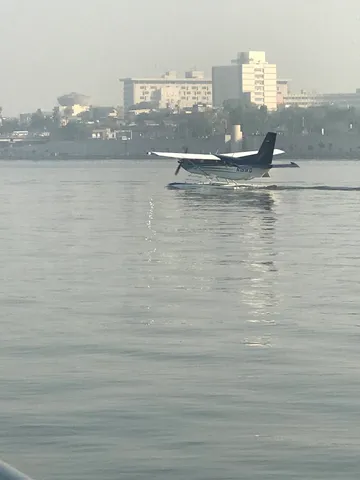 વડાપ્રધાન નરેન્દ્ર મોદીએ સી પ્લેનમાં ઉડાન કરીને ધરોઈ ડેમ ખાતે કર્યુ લેન્ડિંગ