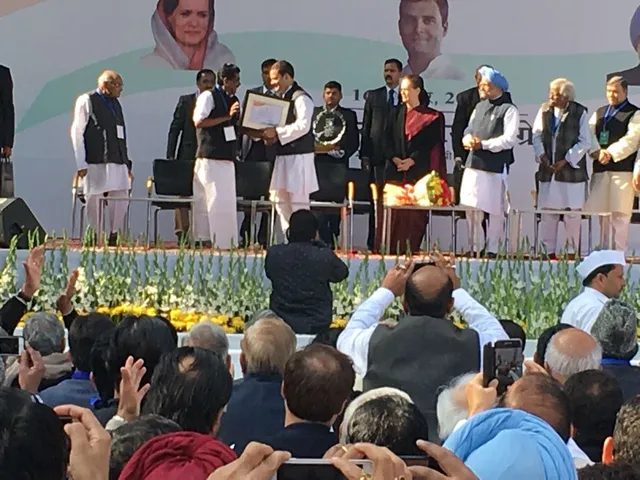 કોંગ્રેસ અધ્યક્ષ તરીકે રાહુલ ગાંધીએ વિધિવત રીતે કાર્યભાર સંભાળ્યો