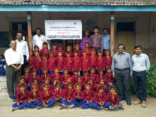 અંકલેશ્વરનાં જુના બોરભાઠા પ્રાથમિક શાળા ખાતે રોટરી ક્લ્બ દ્વારા સ્વેટર વિતરણ કરાયું 