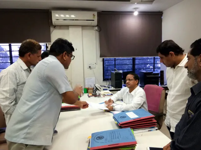 ભરૂચ તાલુકા શિક્ષક સંઘ દ્વારા મહિલા પોલિંગ ઓફિસરની નિમણુંકનાં મુદ્દે જિલ્લા ચૂંટણી પંચને આવેદન પાઠવ્યું