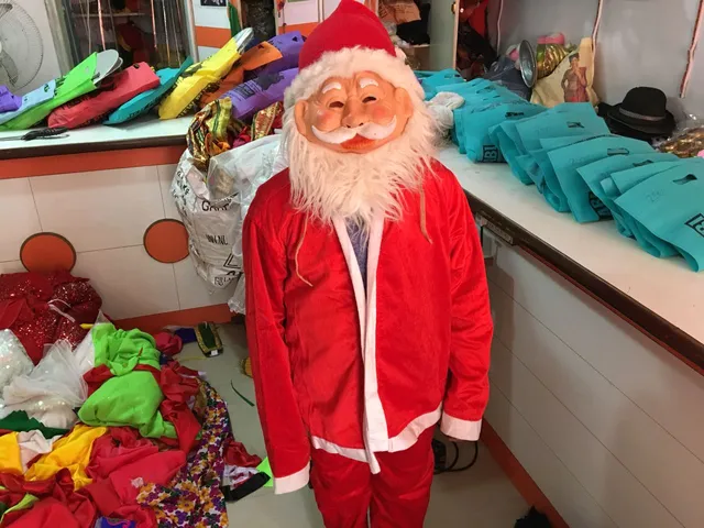 ક્રિસમસમાં સાન્ટા ક્લોઝનાં પોશાક પણ થયા મોંઘા ,જાણો કેમ ?