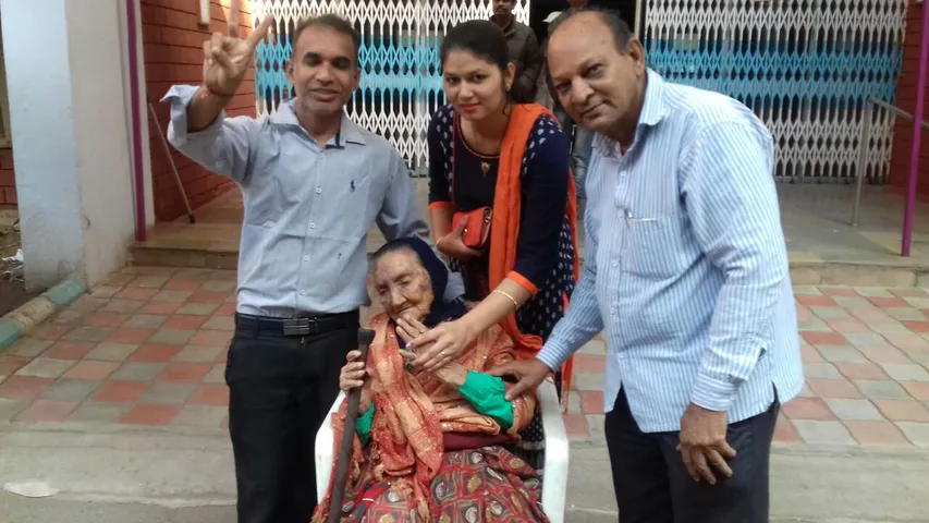 વડોદારામાં 108 વર્ષનાં દાદીમાએ મતદાન કરીને રાષ્ટ્ર પ્રત્યેની પોતાની ફરજ નિભાવી