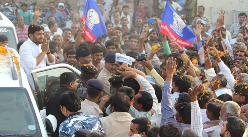 અમદાવાદમાં હાર્દિક પટેલનાં રોડ શો દરમિયાન પથ્થરમારાની ઘટના થી દોડધામ મચી