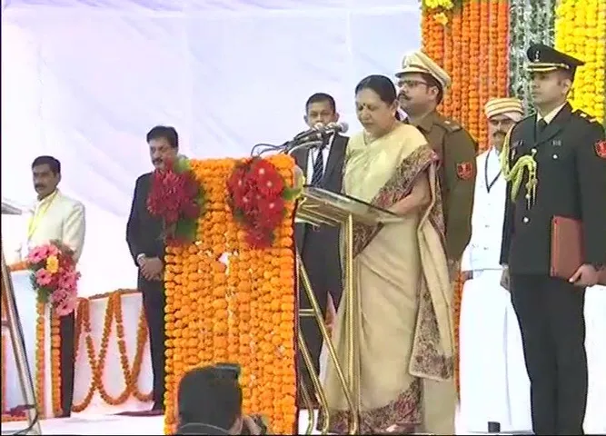 મધ્યપ્રદેશનાં રાજ્યપાલ તરીકે શપથ ગ્રહણ કરતા આનંદીબેન પટેલ 