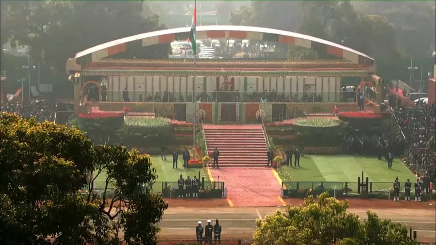 દિલ્હીમાં રાષ્ટ્ર્પતિ કોવિંદે રાષ્ટ્રધ્વજ ફરકાવીને આપી સલામી