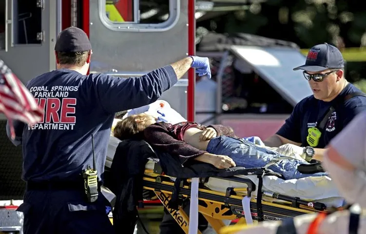 અમેરિકાનાં ફ્લોરિડાની સ્કૂલમાં પૂર્વ વિદ્યાર્થીએ કર્યો ગોળીબાર 17નાં  મોત  