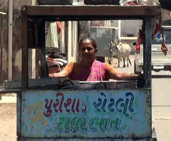 પતિના ગુમાવ્યાના 15મા દિવસે સંતાનોના ભવિષ્ય માટે કાઢી ગાઠિયાની રેકડી