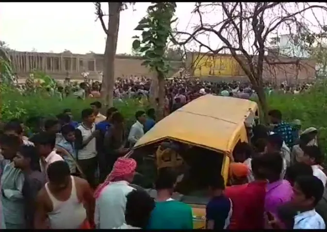 ઉત્તરપ્રદેશમાં ટ્રેન અને બસ વચ્ચે થયો અકસ્માત : 13 વિધાર્થીઓના મોત