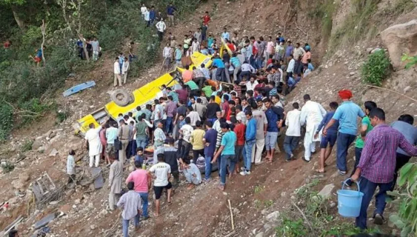 હિમાચલમાં સ્કૂલ બસ ખીણમાં ખાબકતા ૨૭ બાળક સહિત ૩૦નાં મોત 