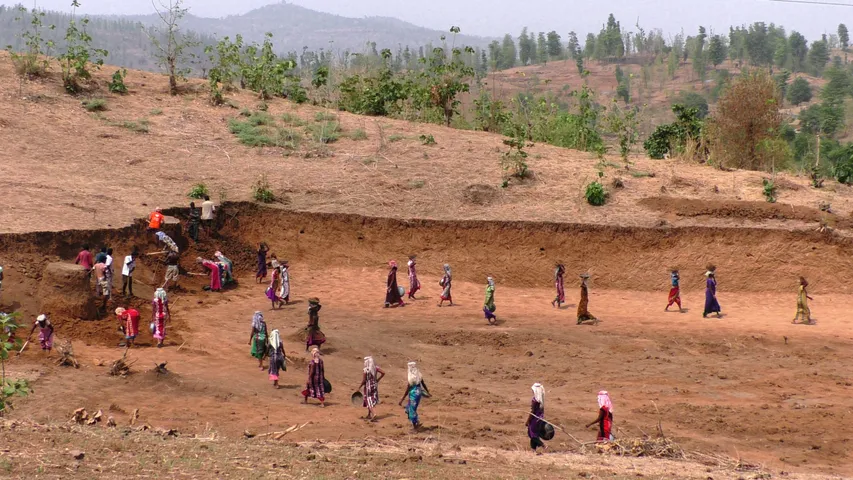 વલસાડઃ તામછડીમાં તળાવ ઉંડા કરવાની કામગીરી, લોકોને ઘરઆંગણે રોજગારી