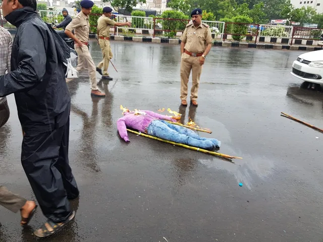 સુરતઃ કોંગ્રેસ ના કાર્યકરોએ બાળ્યું અમિત શાહનું પુતળું, કોન્સ્ટેબલ દાઝ્યો