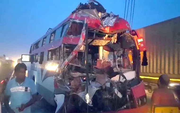 મુંબઈ-અમદાવાદ હાઈવે પર ખાનગી બસનો અકસ્માત: ૪નાં મોત,૧૭ ઘાયલ