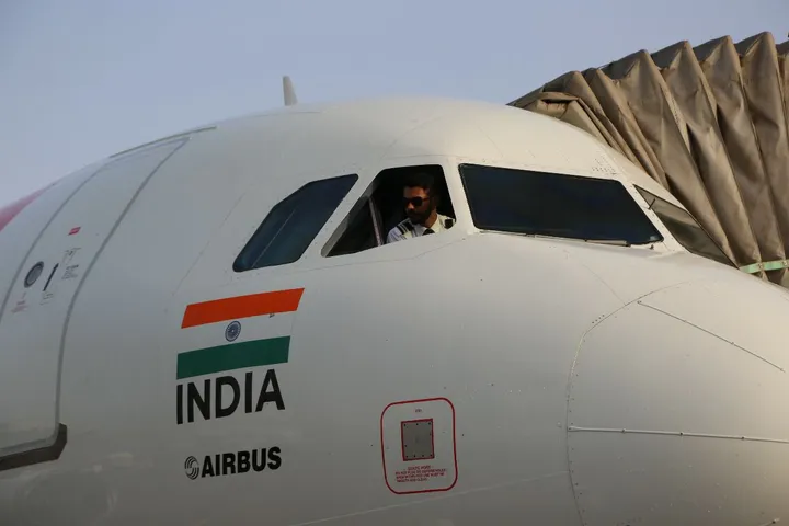 સુરત-બેંગ્લુરુ વચ્ચેની પહેલી ફ્લાઇટમાં 180 પેસેન્જરની મુસાફરી, પાયલોટ પણ સુરતી