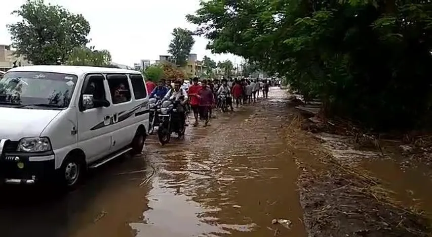 ભિલોડાની બુઢેલી નદીમાં વરસાદનો ધસમસતો પ્રવાહ વધતા હાઈવે બંધ