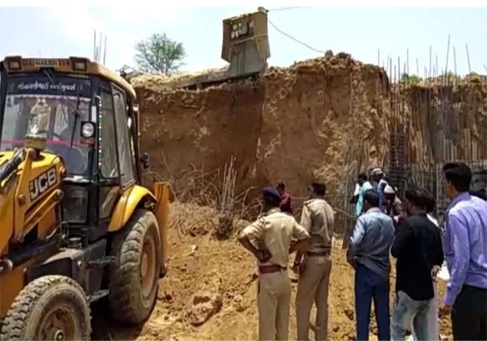 ચાંદખેડામાં ભેખડ ધસી પડતા ૩ ના મોત, ૧ ઘાયલ