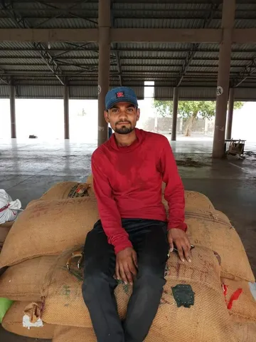 ગોંડલઃ શ્રમિક યુવાને દાખવી માનવતા, 3.50 લાખના દાગીના ભરેલું પર્સ કર્યું પરત