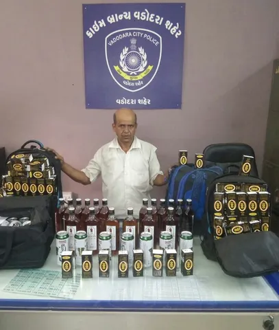 દમણથી ઇંગ્લીશ દારૂ હેરાફેરી કરનાર ઇસમને ઇંગ્લીશદારૂના જથ્થા સાથે પકડી પાડતી ક્રાઇમ બ્રાન્ચ