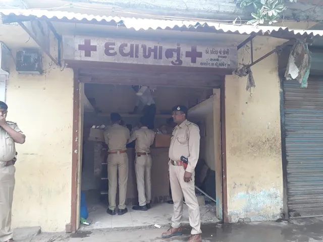 વડોદરાના ડૉક્ટરની કામલીલાનો મામલો, ક્લિનિકમાંથી મળ્યા મહિલાઓનાં વસ્ત્રો