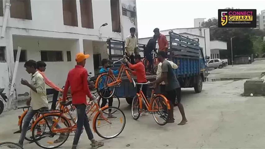 વલસાડઃ વિદ્યાર્થીઓએ સાઈકલો ચઢાવી ટેમ્પામાં, શાળા સંચાલકોએ કરાવી મજૂરી