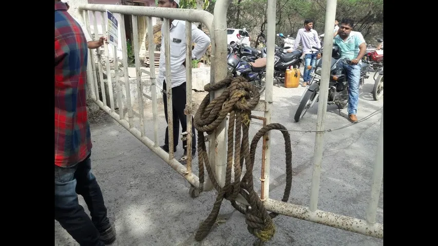 અંકલેશ્વરઃ વીજ કંપનીની ઓફિસે યુવાનોનું હલ્લાબોલ, અધિકારીઓ ફરક્યા જ નહીં