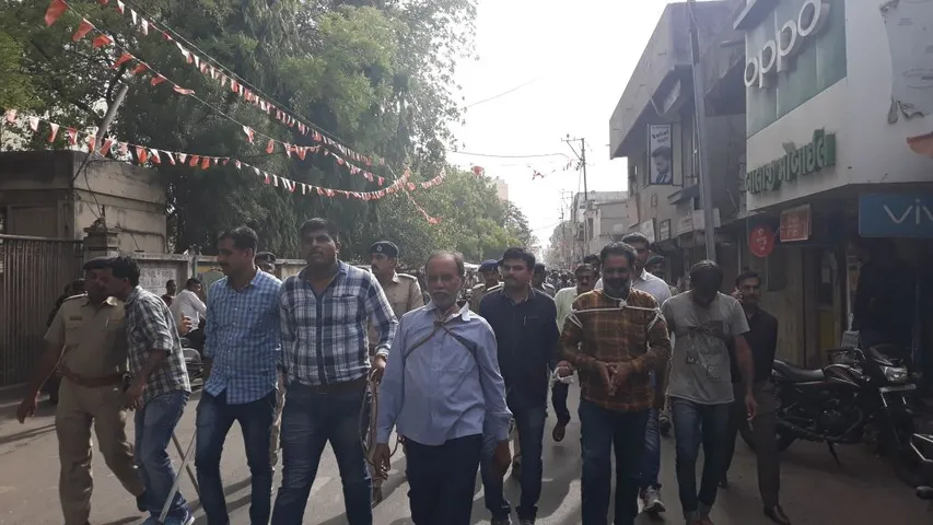 રાજકોટ પોલીસે ગેંગના ૩ માફિયાઓને પકડીને  જેતપુરમાં કાઢયું સરઘસ