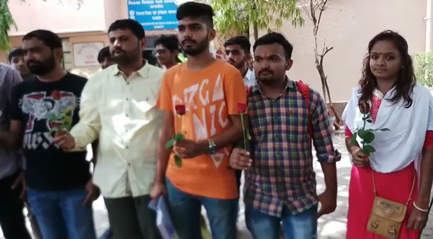 રાજકોટઃ યૂથ કોંગ્રેસ અને NSUI પહોંચ્યુ FRC કમિટી પાસે, કરી ગાંધીગીરી