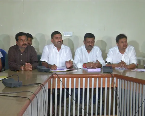 વાલીઓએ ઓછી ફી ભરતાં વિદ્યાર્થીઓને લાઈબ્રેરીમાં બેસાડી રખાય છેઃ કોંગ્રેસ