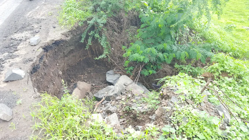 નેત્રંગ-મોવી રસ્તા ઉપર મોટો ભુવો પડતા વાહનચાલકો જીવના જોખમે મુસાફરી કરવા મજબુર