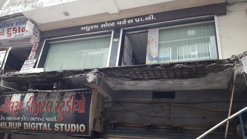 ભરૂચઃ શોપિંગ સેન્ટરનો ગેલેરીનો ભાગ તૂટી પડ્યો, સદનશીબે કોઈ જાનહાની નહીં