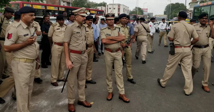 અમદાવાદઃ ટ્રાફિકથી ધમધમતા વિસ્તારોમાં મેગા ટ્રાફિક ડ્રાઈવ, 200 પોલીસકર્મી જોડાયા
