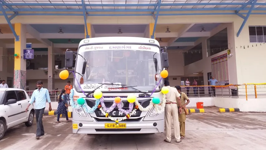 બીલીમોરાના અધ્યતન ડેપોનું લોકાર્પણ કરતા મંત્રી ઈશ્વરસિંહ પટેલ