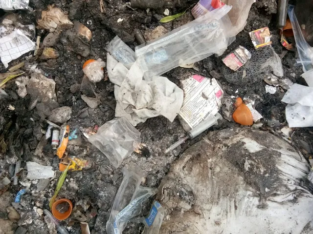 અંકલેશ્વરઃ જાહેરમાં ઠલવાતો હતો મેડિકલ વેસ્ટ, લોકોમાં ભારે આક્રોશ