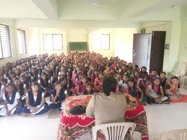 ઝઘડિયાઃ નવરાત્રિમાં મહિલા-યુવતીઓએ શું કાળજી રાખવી?... પોલીસે આ રીતે સમઝાવી