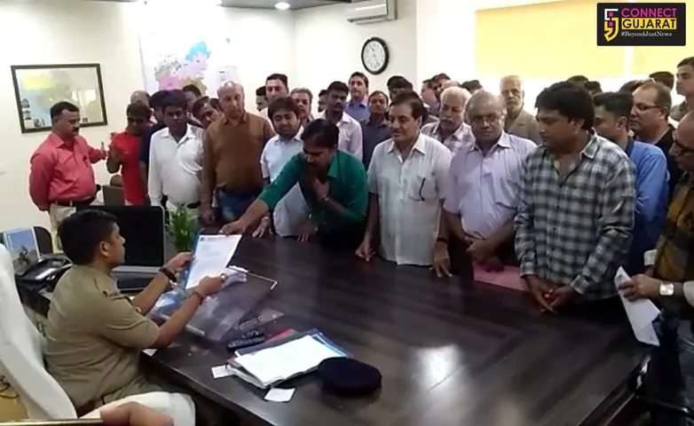 જામનગરઃ પોલીસ કર્મીઓ વેપારી સાથે મારઝૂડ કરતાં ભારે આક્રોષ, યોજાયી રેલી