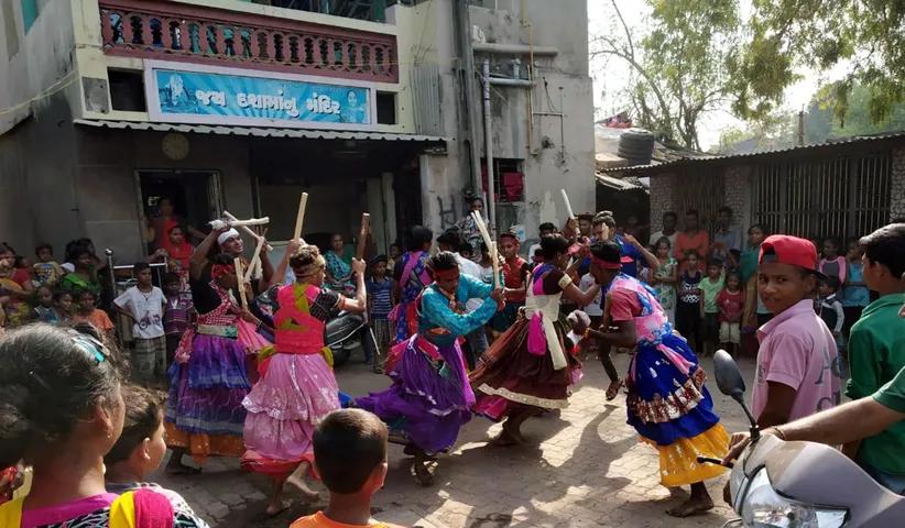 અહીંના યુવાનો ધારણ કરે છે સ્ત્રી વેશ, નવરાત્રીમાં ઘેરૈયા નૃત્યની છે અનોખી પરંપરાગત