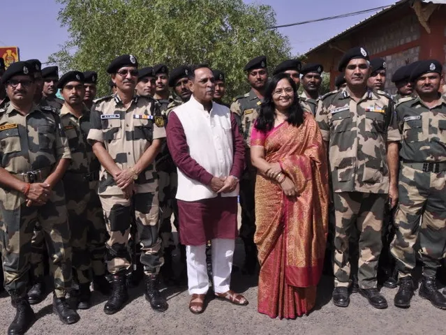 CM વિજય રૂપાણીએ BSFનાં જવાનો સાથે ઉજવી દિવાળી, પાઠવી શુભેચ્છા